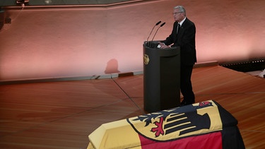 Bundespräsident Joachim Gauck am Sarg von Walter Scheel am beim Staatsakt am 7. September 2016 in Berlin | Bild: pa/dpa/Michael Kappeler
