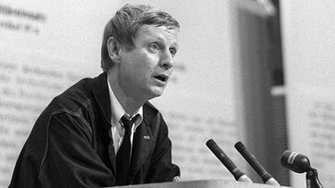 Hans Magnus Enzensberger hält auf dem Kongress "Notstand der Demokratie" am 30. Oktober 1966 in Frankfurt am Main auf dem Römerberg eine Ansprache. | Bild: picture-alliance/dpa