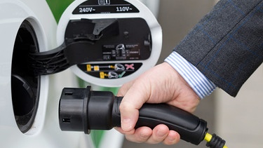 Elektroauto beim Auftanken | Bild: picture-alliance/dpa