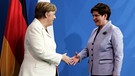 Die polnische Ministerpräsidentin Beata Szydlo (r) und Bundeskanzlerin Angela Merkel (CDU) reichen sich am 22.06.2016 nach einer Pressekonferenz im Bundeskanzleramt in Berlin die Hände. Die Politikerinnen treffen sich zu deutsch-polnischen Regierungskonsultationen vor dem Hintergrund des unentspannten Verhältnisses und unterschiedlicher Positionen u.a. zur Flüchtlingspolitik und zum Nato-Agieren gegenüber Russland. | Bild: dpa-Bildfunk/Wolfgang Kumm