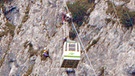 Bergretter helfen Touristen aus der Seilbahn am Tegelberg bei Schwangau | Bild: picture-alliance/dpa