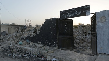 An Islamic State school entrance is pictured in al-Rai town, northern Aleppo countryside, Syria  | Bild: Reuters (RNSP)
