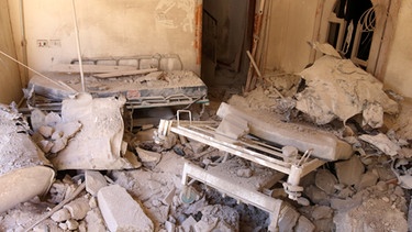 A damaged field hospital room is seen after airstrikes in a rebel held area in Aleppo | Bild: Reuters (RNSP)