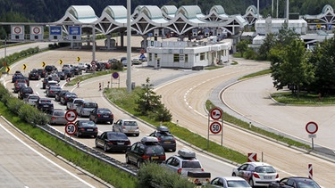 Autos stauen sich vor dem Karawankentunnel  | Bild: picture-alliance/dpa