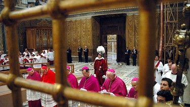 Blick am 19.04.2005 in die Sixtinische Kapelle im Vatikan, in der sich die 115 Kardinäle im Konklave für den deutschen Kardinal Ratzinger als neuem Papst entschieden. | Bild: Rodolfo Felici/Ansa