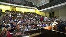 Studenten in der Vorlesung im Audimax der LMU in München (Archivbild) | Bild: pa/dpa/Guido Bergmann