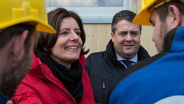Die rheinland-pfälzische Ministerpräsidentin Malu Dreyer (SPD) und der SPD-Bundesvorsitzende Sigmar Gabriel (2.v.r) besichtigen in Ingelheim (Rheinland-Pfalz) die Baustelle eines Flüchtlingsheims | Bild: picture-alliance/dpa