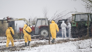 10.01.2025, Brandenburg, Hoppegarten: Männer in Schutzkleidung gehen zu einem Stall im Landkreis Märkisch-Oderland. In dem Kreis gibt es Fälle von Maul- und Klauenseuche. Foto: Sebastian Christoph Gollnow/dpa +++ dpa-Bildfunk +++ | Bild: dpa-Bildfunk/Sebastian Gollnow