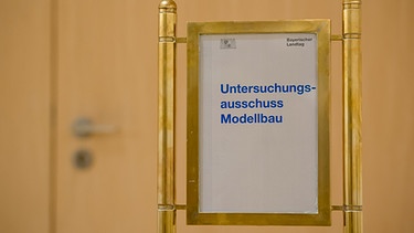 Schild im Bayerischen Landtag zur Untersuchungsausschuss | Bild: dpa-Bildfunk