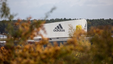 Die Adidas-Konzernzentrale in Herzogenaurach | Bild: BR/Leon Baatz