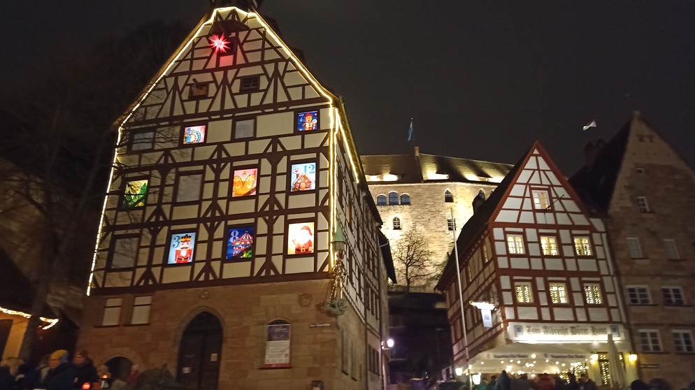 Das Nürnberger Pilatushaus als beleuchteter Adventskalender. | Bild: BR24/Karin Goeckel