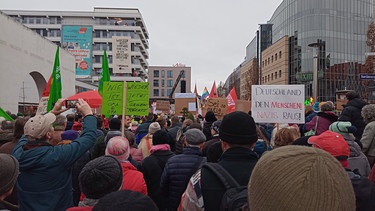 Demonstration der Allianz gegen Rechtsextremismus auf dem Kornmarkt in Nürnberg. | Bild: BR24/Karin Goeckel