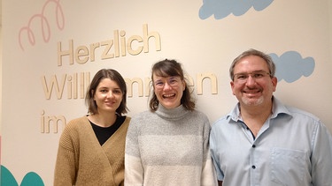 Das Amalie-Nathan-Haus am Klinikum Fürth will von Gewalt betroffenen Kindern helfen: Kinderärztin Dr. Luise Schönfeld, Lea Eichelsdörfer, Assistentin der Klinikleitung, Initiator Dr. Florian Trini, Unfallchirurg und Kinderschutzmediziner. | Bild: BR24/Karin Goeckel