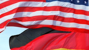 Die Flaggen der USA und Deutschlands | Bild: picture alliance / Caro | Meyerbroeker