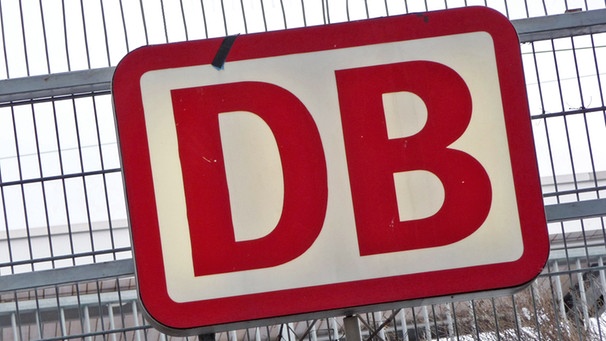 Symbolbild Deutsche Bahn: Logo der Deutschen Bahn an einem Zaun an einem Bahnhof | Bild: picture-alliance/dpa