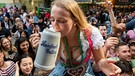 dpatopbilder - 17.05.2018, Bayern, Erlangen: Eine Besucherin der 263. Bergkirchweih trinkt während dem traditionellen Fassbieranstich aus einer Maß Freibier. Bis zum 28. Mai erwartet die Stadt rund eine Million Besucher auf dem Burgberg. Foto: Daniel Karmann/dpa +++ dpa-Bildfunk +++ | Bild: dpa-Bildfunk/Daniel Karmann