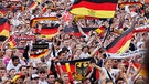 Deutschlandfans auf einem Fanfest. | Bild: dpa-Bildfunk/Friso Gentsch