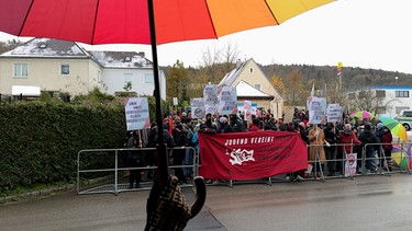 Etwa 300 Menschen versammelten sich Ende November in der Gredinger Industriestraße, um gegen den Parteitag der AfD zu protestieren. | Bild: BR24/Ulrike Lefherz