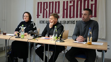 Die Linken-Politiker Martina Renner (MdB) und Martin Schirdewan (MdE) auf einer Pressekonferenz nach Besuch von Hanna S. im Gefängnis. Rechts: der Pressesprecher des „Solikreises Hanna S.“ Alex Schmidt.  | Bild: BR24/Annalena Sippl