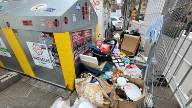 Illegal abgeladener Müll neben Altglascontainern | Bild: BR/Franz Engeser