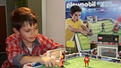 Junge spielt mit Playmobil. | Bild: BR