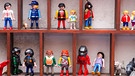 Playmobil als Sammelfiguren im Regal. | Bild: BR