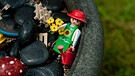 Playmobil-Figur als Deko im Garten. | Bild: BR