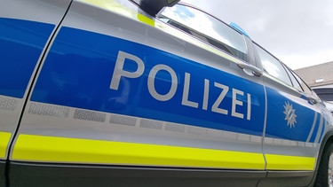 Ein Dienstwagen der Bayerischen Polizei.  | Bild: BR/Marcel Kehrer