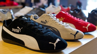  Puma-Schuhe des Modells "Speedcat" sind in einem Geschäft ausgestellt. | Bild: dpa-Bildfunk/Daniel Karmann