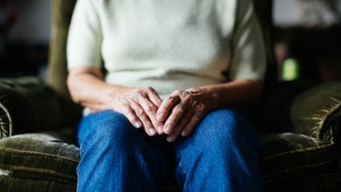 Gerade Senioren droht das Schicksal zu vereinsamen. So beschäftigt sich die Messe ConSozial 2019 in Nürnberg mit dem Thema Einsamkeit, auch bei älteren Mitmenschen. | Bild: BR/Julia Müller