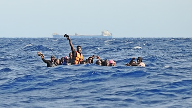 Fluchtlinge auf einem Boorufen im Mittelmeer um Hilfe | Bild: picture alliance / Daniel Kubirski | Daniel Kubirski