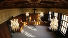 Blick in den Saal 600 des Nürnberger Justizgebäudes, der vor 60 Jahren als Schauplatz der Nürnberger Prozesse gegen die Hauptkriegsverbrecher der Nazi-Zeit gedient hatte  | Bild: picture-alliance/dpa