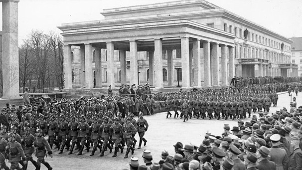 Polizeiparade 1938: Königsplatz während NS-Zeit | Bild: Bundesarchiv, Bild 183-2003-1217-501 / Fotograf: o. A. / Lizenz CC-BY-SA