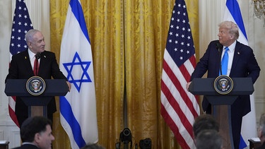 04.02.2025, USA, Washington: US-Präsident Donald Trump (r) und der israelische Ministerpräsident Benjamin Netanjahu sprechen während einer Pressekonferenz im East Room des Weißen Hauses. Foto: Alex Brandon/AP/dpa +++ dpa-Bildfunk +++ | Bild: dpa-Bildfunk/Alex Brandon