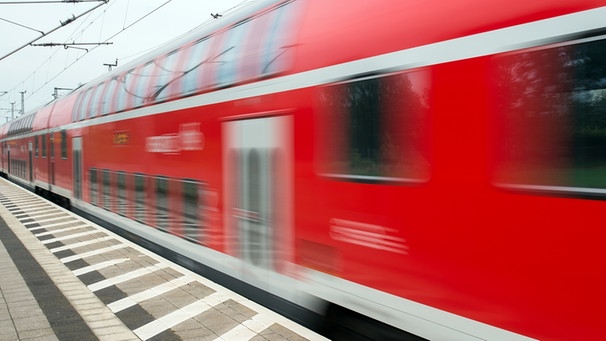 Symbolbild: Ein Zug der Deutschen Bahn fährt durch einen Bahnhof | Bild: picture-alliance/dpa