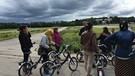 Frauen nehmen auf der Münchner Theresienwiese an einem Fahrradkurs teil. | Bild: BR/Birgit Frank