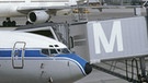 Jubiläum: 25 Jahre Flughafen München: Im Vordergrund eine Boeing 737-300 von Sabena, dahinter eine McDonnell Douglas MD-11 PK-GIJ von Garuda Indonesia Airways. | Bild: Flughafen München/Michael Fritz