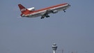 Jubiläum: 25 Jahre Flughafen München: Start eines Lockheed L-1011-385-14 TriStar der LTU  | Bild: picture-alliance/dpa/Herbert Stolz