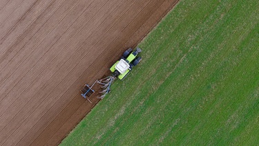 ARCHIV - 03.09.2017, Brandenburg: Ein Landwirt pflügt ein Feld (Luftaufnahme mit einer Drohne). (zu dpa: "EU-Kommission präsentiert Vorschläge zur Zukunft der EU-Agrarpolitik" vom 01.06.2018) Foto: Patrick Pleul/dpa-Zentralbild/dpa +++ dpa-Bildfunk +++ | Bild: dpa-Bildfunk/Patrick Pleul