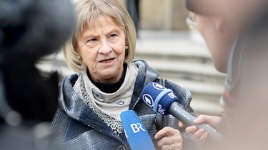 Gudrun Rödel, Initiatorin der initiative "Gerechtigkeit für Ulvi K.", spricht vor dem Landgericht Bayreuth (Bayern) mit dem Bayerischen Rundfunk. | Bild: picture-alliance/dpa