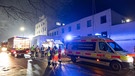 Das Krankenhaus in Neustadt bei Coburg musste am Sonntagmorgen evakuiert werden. Betroffen waren 27 Patienten. Im Keller des Gebäudes war ein Feuer ausgebrochen.  | Bild: News5/Steffen Ittig