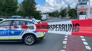 Bei Bauarbeiten am Güterbahnhof in Hof ist eine Fliegerbombe entdeckt worden. Unter anderem mussten ein Supermarkt und eine Tankstelle geräumt werden. 800 Personen wurden evakuiert. Ein Sprengkommando entschärfte die Bombe. | Bild: News5/Stephan Fricke 