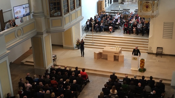 Innenraum einer Kirche, alle Bänke sind mit Besuchern besetzt. | Bild: BR-Studio Franken/Frank Schirmer