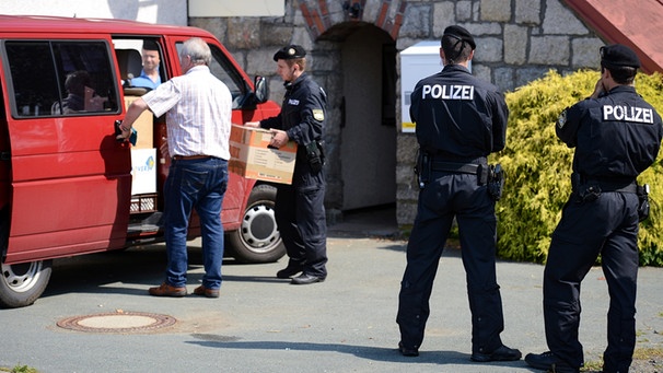 Ermittler tragen Kisten aus dem Gasthaus in Oberprex | Bild: dpa-Bildfunk