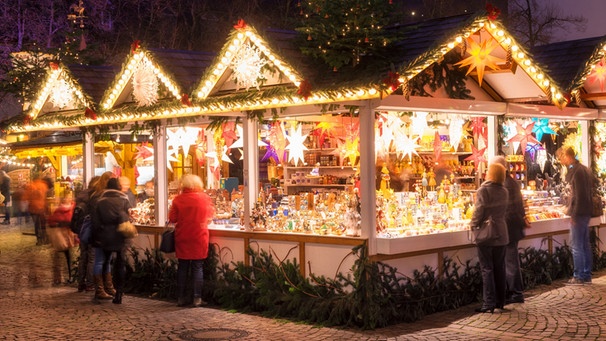 Die Geschenke sind ausgepackt. Zeit zum Entspannen, zum Beispiel auf einem Weihnachtsmarkt. Denn immer mehr Märkte haben ihre Buden auch nach Heiligabend noch geöffnet – die Gelegenheit, in Ruhe einen Glühwein zu trinken und zu bummeln. | Bild: stock.adobe.com/eyetronic