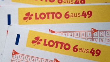 Was tun, wenn man im Lotto gewinnt? "Erst einmal Zeit lassen", dachte sich eine frisch gebackene Lotto-Millionärin aus Mittelfranken. Ihren 24-Millionen-Euro-Schein bewahrte die Frau zunächst sieben Wochen in einer Plastikbox auf. | Bild: dpa-Bildfunk/Federico Gambarini