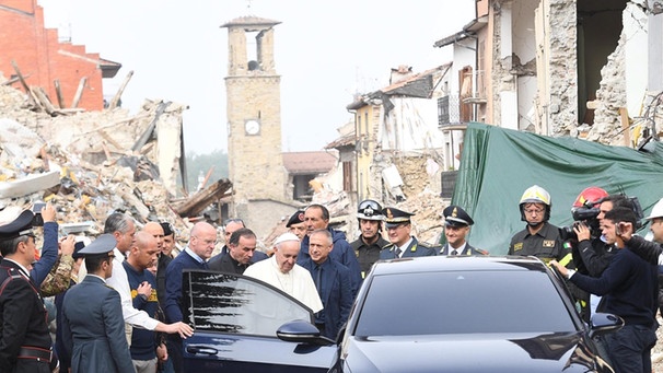 Papst in Amatrice | Bild: picture-alliance/dpa