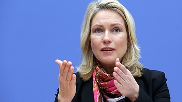 Familienministerin Manuela Schwesig (SPD) gestikuliert  | Bild: Creativ Collection