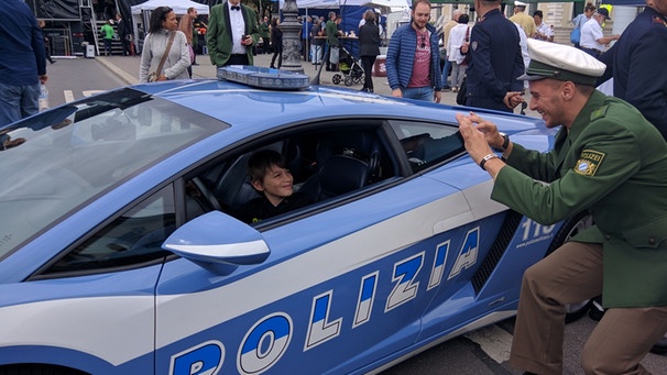 70 Jahre Bayerische Polizei: Straßenfestival Mit Blaulicht-Flitzer ...