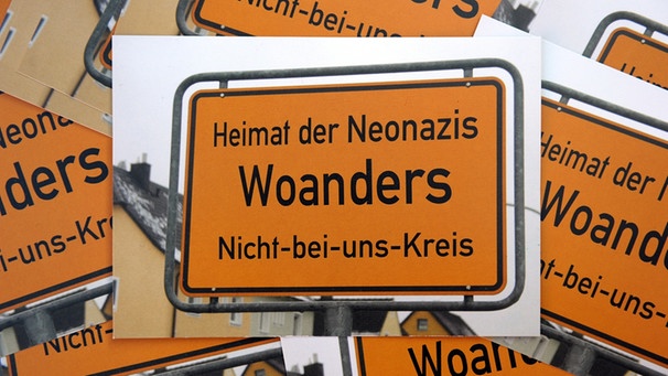 Postkarten mit dem Motiv eines fiktiven Ortsschildes mit der Aufschrift "Heimat der Nazis - Woanders" | Bild: picture-alliance/dpa